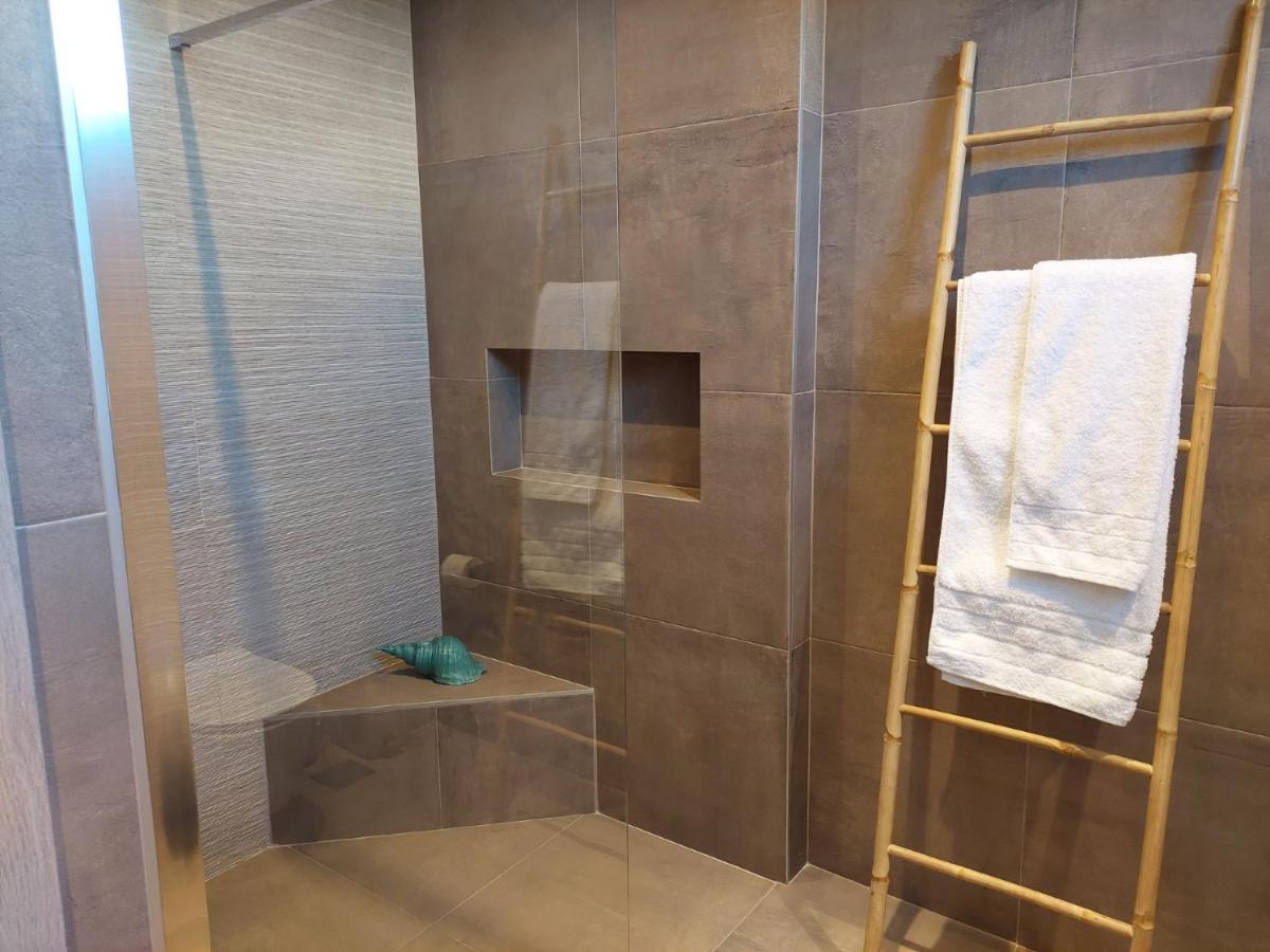 New Minimal Apartment,10' From Athens Airport Apartment