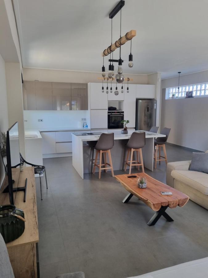 New Minimal Apartment,10' From Athens Airport Apartment *